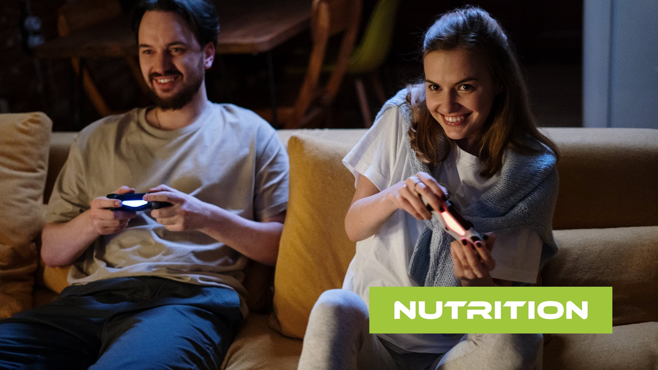 Pärchen mit Controllern auf der Couch