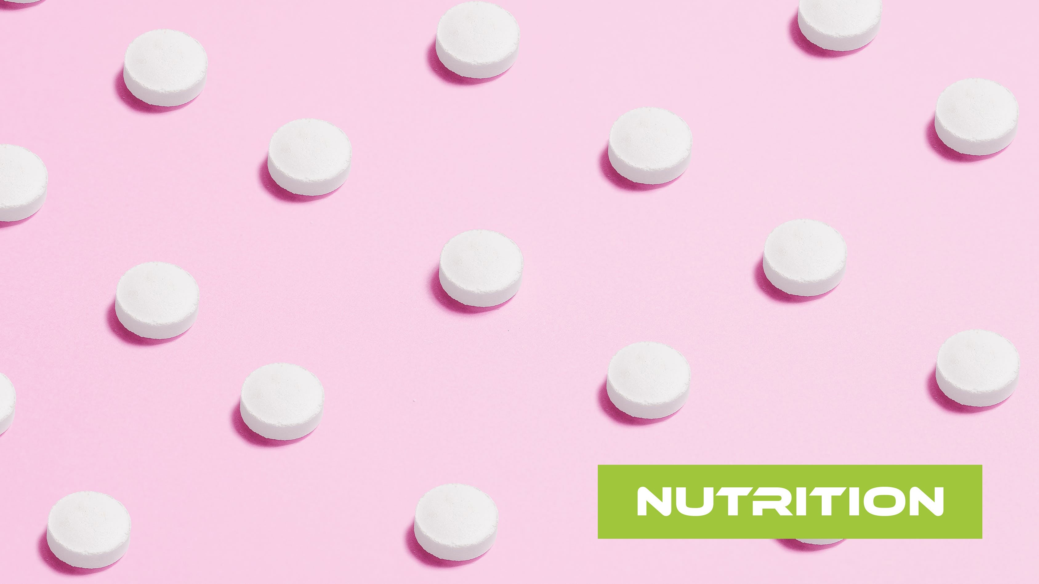 Weiße Süßstofftabletten auf rosa Untergrund